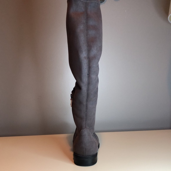 Gentle Souls by Kenneth Cole Brown - Picture 11 of 16